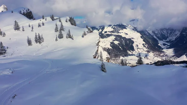 Dağlardaki Olağanüstü Güzel Kar Manzarası Hava Uçuş Görüntüleri Hava Fotoğrafçılığı — Stok fotoğraf