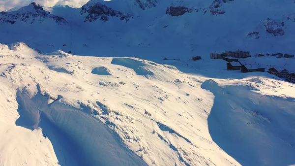 Voo Sobre Montanhas Cobertas Neve Nos Alpes Suíços Dia Inverno — Fotografia de Stock