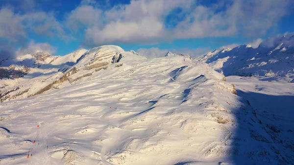 Voo Sobre Montanhas Cobertas Neve Nos Alpes Suíços Dia Inverno — Fotografia de Stock