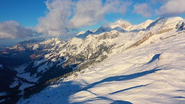 Güneşli Bir Kış Gününde Dağlardaki Kar Manzaraları Gibi Rüya Görmek — Stok fotoğraf