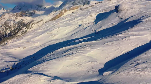 Voo Sobre Montanhas Cobertas Neve Nos Alpes Suíços Dia Inverno — Fotografia de Stock