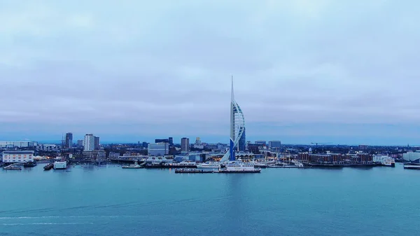 Slavná Spinnaker Tower v Portsmouthu - letecký pohled - Portsmouth, Anglie, 29. prosince 2019 — Stock fotografie