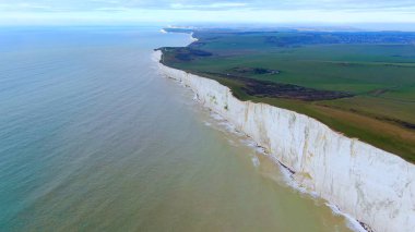 İngiliz Güney Sahili 'nin beyaz uçurumlarının üzerinden uçmak