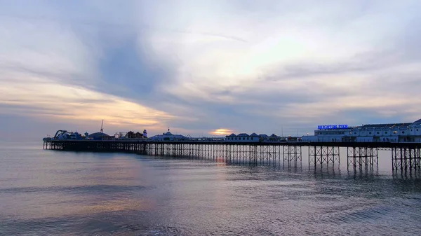 Brighton Pier por la noche - hermosa vista aérea —  Fotos de Stock