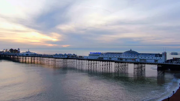 Incredibile vista aerea sul molo di Brighton e la spiaggia in Inghilterra - riprese drone — Foto Stock