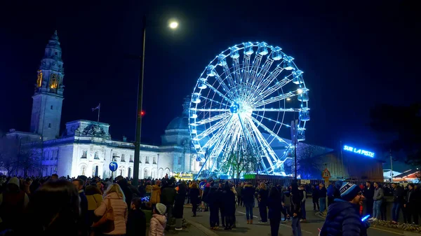 Ferris Wheel in de stad Cardiff in Wales by night - Cardiff, Wales - 31 december 2019 — Stockfoto