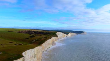 İngiliz sahillerinde Yedi Kız Kardeş - yukarıdan beyaz kayalıklar