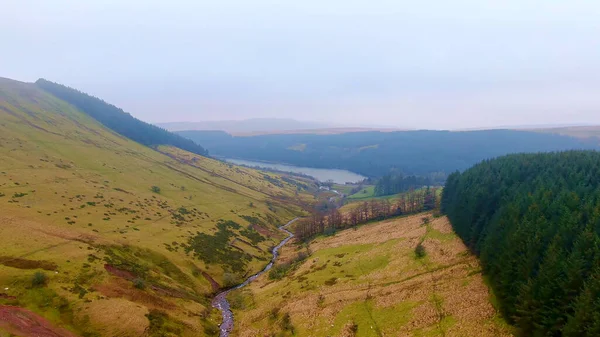 Hermoso lago en el Parque Nacional Brecon Beacons en Gales - imágenes aéreas — Foto de Stock