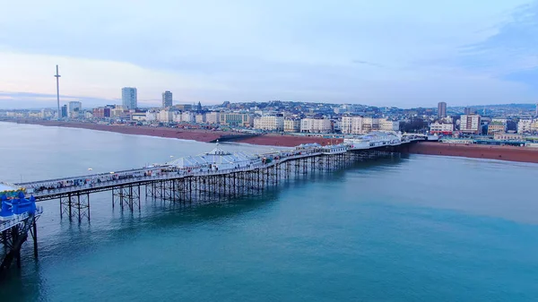 İngiltere 'deki Brighton İskelesi ve Sahili üzerinde inanılmaz bir hava manzarası var. İHA görüntüleri. — Stok fotoğraf