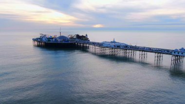 Geceleri lunaparktaki atlıkarıncalar