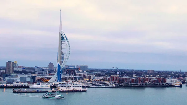 Slavný Spinnaker Tower v Portsmouthu - letecký pohled — Stock fotografie