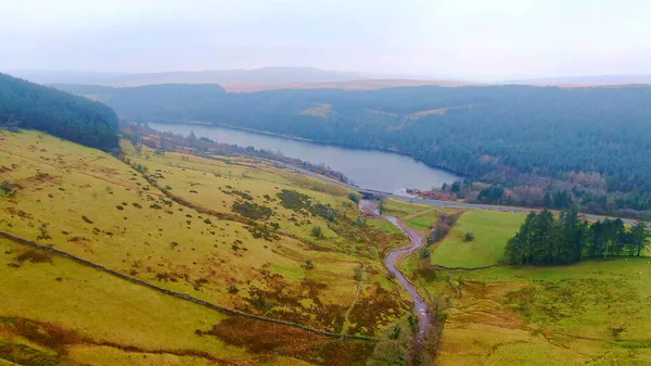 Hermoso lago en el Parque Nacional Brecon Beacons en Gales - imágenes aéreas — Foto de Stock