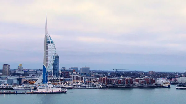 Port w Portsmouth Anglia ze słynną wieżą Spinnaker Tower - widok z lotu ptaka - Portsmouth, Anglia, 29 grudnia 2019 — Zdjęcie stockowe
