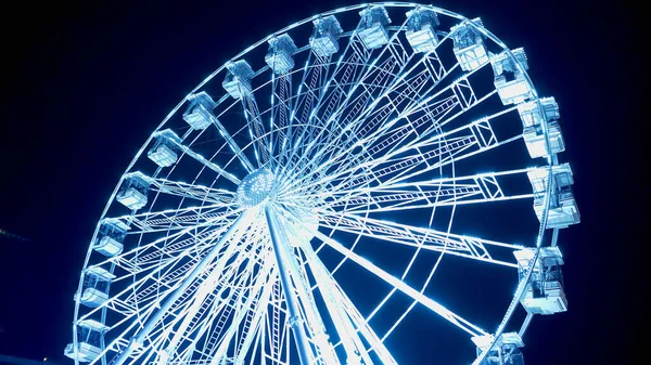 Carruseles en feria de atracciones por la noche - CARDIFF, WALES - 31 DE DICIEMBRE DE 2019 —  Fotos de Stock