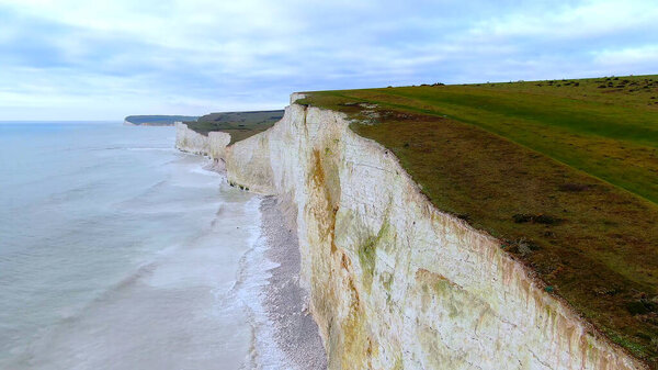 Белые скалы на английском побережье - вид с воздуха
