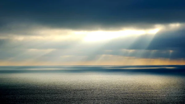 Ciel spectaculaire sur l'océan — Photo