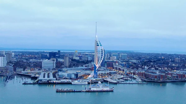 Přístav Portsmouth Anglie se slavnou Spinnaker Tower - letecký pohled — Stock fotografie