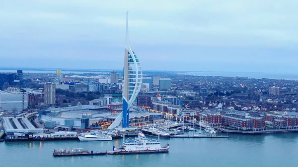 Přístav Portsmouth England se slavnou Spinnaker Tower - letecký pohled - Portsmouth, Anglie, 29. prosince 2019 — Stock fotografie