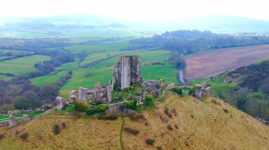 İngiltere 'deki Corfe Kalesi etrafında uçuş - hava manzarası