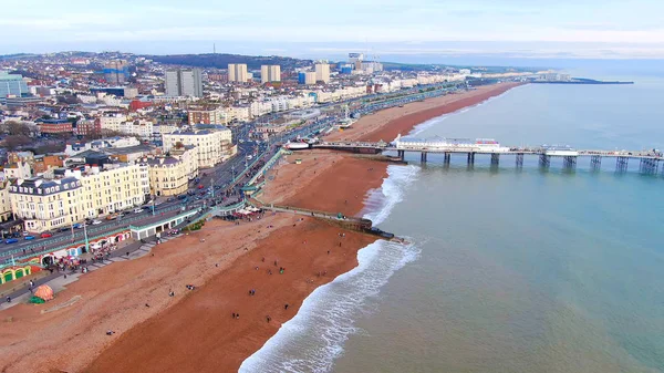 Voo sobre Brighton Pier e Praia na Inglaterra - vista aérea — Fotografia de Stock