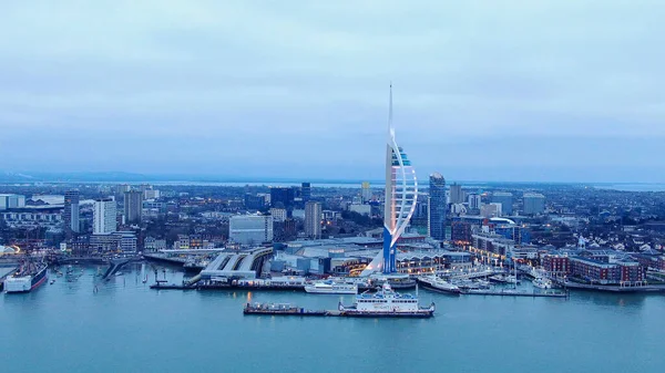 Přístav Portsmouth Anglie se slavnou Spinnaker Tower - letecký pohled — Stock fotografie