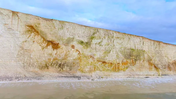 Flight over the white cliffs at the English coast — Stock Photo, Image