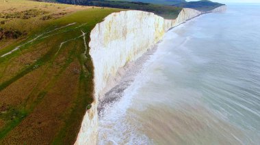 İngiliz kıyısındaki beyaz uçurumların üzerinden uçmak