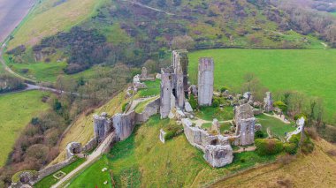 İngiltere 'deki şaşırtıcı Corfe Şatosu - gökyüzü manzaralı