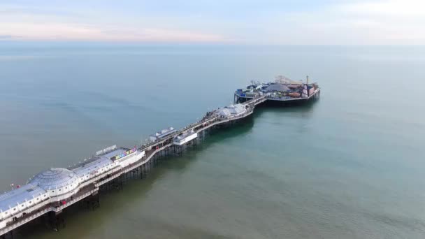 Brighton Pier en Inglaterra - vista aérea - BRIGHTON, INGLATERRA, 29 DE DICIEMBRE DE 2019 — Vídeos de Stock