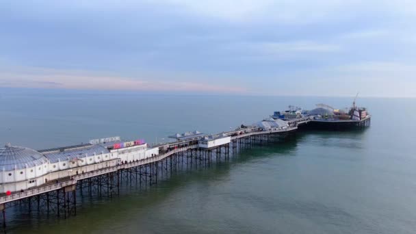 Brighton Pier w Anglii - widok z lotu ptaka - Brighton, Anglia, 29 grudnia 2019 — Wideo stockowe