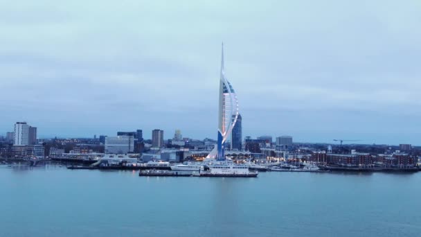 Portsmouth Limanı ünlü Spinnaker Kulesi - hava manzaralı - Portsmouth, İngiltere, 29 Aralık 2019 — Stok video