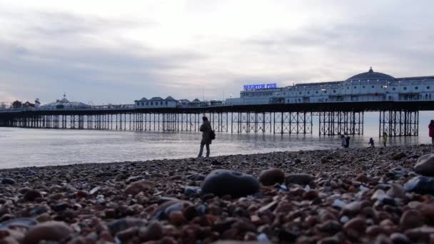 Brighton Pier in Engeland 's avonds - Brighton, Engeland, 29 december 2019 — Stockvideo