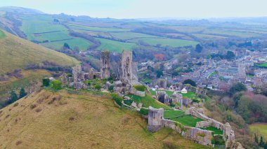 İngiltere 'deki Corfe Kalesi - hava manzaralı