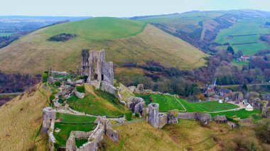 İngiltere 'deki Corfe Kalesi etrafında uçuş - hava manzarası