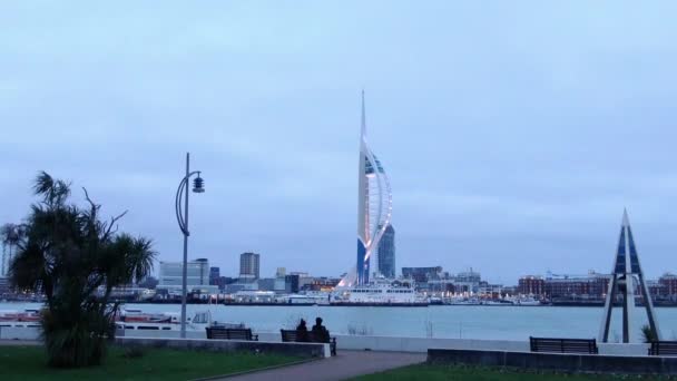 Port w Portsmouth Anglia ze słynną wieżą Spinnaker Tower - widok z lotu ptaka - Portsmouth, Anglia, 29 grudnia 2019 — Wideo stockowe