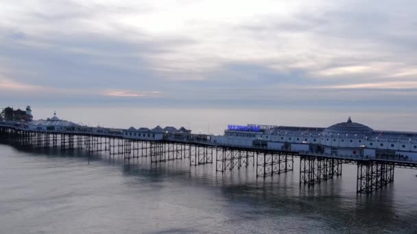 Brighton Pier in Engeland - bovenaanzicht - Brighton, Engeland, 29 december 2019 — Stockvideo