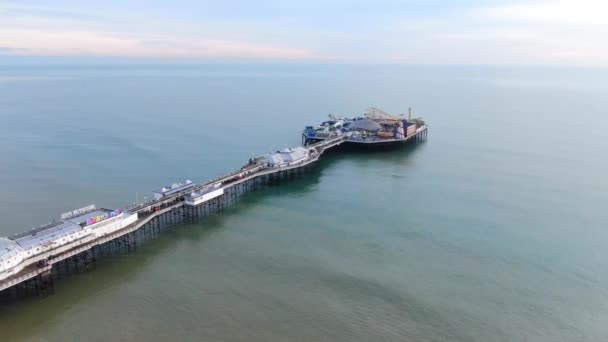 İngiltere 'deki Brighton İskelesi ve Sahili üzerinde uçuş - hava manzaralı - Brighton, İngiltere, 29 Aralık 2019 — Stok video