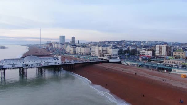 Brighton Pier in Engeland - bovenaanzicht - Brighton, Engeland, 29 december 2019 — Stockvideo