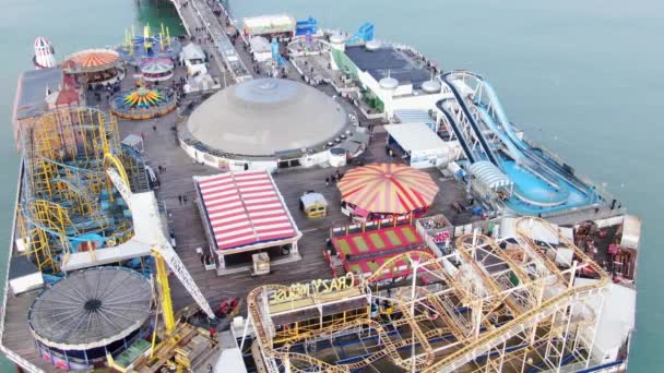 Brighton Pier in Engeland - bovenaanzicht - Brighton, Engeland, 29 december 2019 — Stockvideo