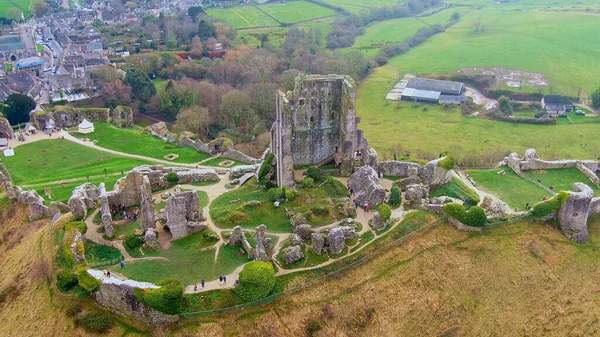 Flight around Corfe Castle in England - aerial view — Stock Photo, Image