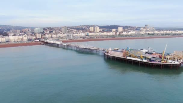 Brighton Pier en Angleterre - vue aérienne - BRIGHTON, ANGLETERRE, 29 DÉCEMBRE 2019 — Video