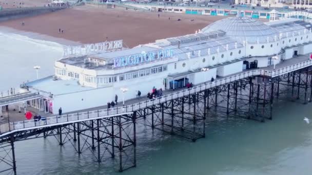 Brighton Pier in England - vista aérea - BRIGHTON, ENGLAND, DEZEMBRO 29, 2019 — Vídeo de Stock