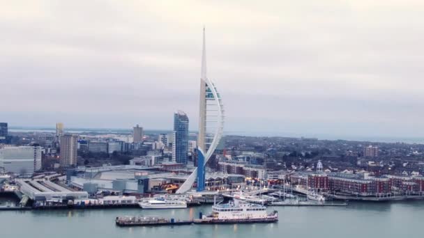 Famous Spinnaker Tower at Portsmouth - luchtfoto - Portsmouth, Engeland, 29 december 2019 — Stockvideo