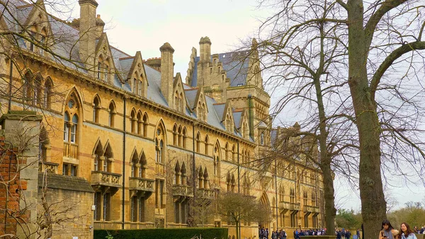 Catedral de la Iglesia de Cristo y la Universidad de Oxford en Oxford Inglaterra - OXFORD, INGLATERRA - 3 DE ENERO DE 2020 — Foto de Stock