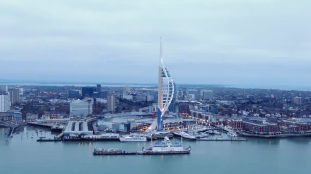 有名なスピナーカータワーでポーツマス イングランドの港 航空ビュー ポーツマス イギリス 2019年12月29日 — ストック動画
