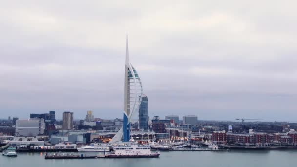 Hafen Von Portsmouth England Mit Dem Berühmten Spinnaker Tower Luftaufnahme — Stockvideo