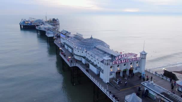 Niesamowity Widok Lotu Ptaka Brighton Pier Beach Anglii Zdjęcia Dronów — Wideo stockowe