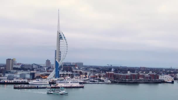 Портсмутская гавань Англии со знаменитой башней Спикер - вид с воздуха - PORTSMOUTH, Англия, 29 декабря 2019 — стоковое видео