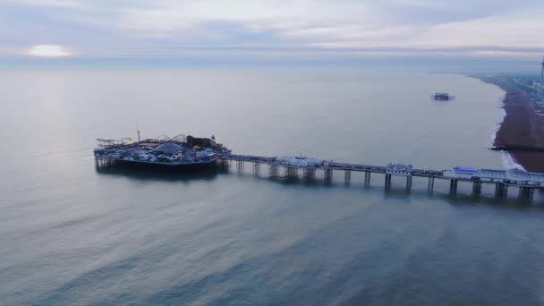 Brighton Pier i England - Flygfoto - Brighton, England, 29 december 2019 — Stockvideo