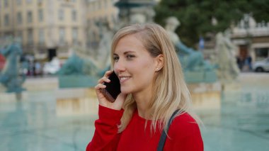 Lizbon 'da genç bir kadın bir telefon görüşmesi yapıyor.